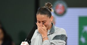 Roland Garros > Marta Kostyuk, en larmes après sa victoire contre Svitolina-Monfils : « Tant de personnes ont perdu la vie cette nuit. Je tiens à remercier Elina, c&rsquo;est une battante incroyable »