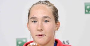 Roland Garros > Mirra Andreeva : « Quand l&rsquo;arbitre m&rsquo;a dit qu&rsquo;ils allaient fermer le toit parce qu&rsquo;ils s&rsquo;attendaient à une grosse averse, je menais 4-1 et j&rsquo;avais l’impression que ce n’était pas le meilleur moment pour moi »