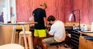 Roland-Garros – Garderie, promeneur de chiens, coiffeur, tatoueur, psy ou esthéticienne : voici les services offerts aux joueurs : « 550 euros par jour »