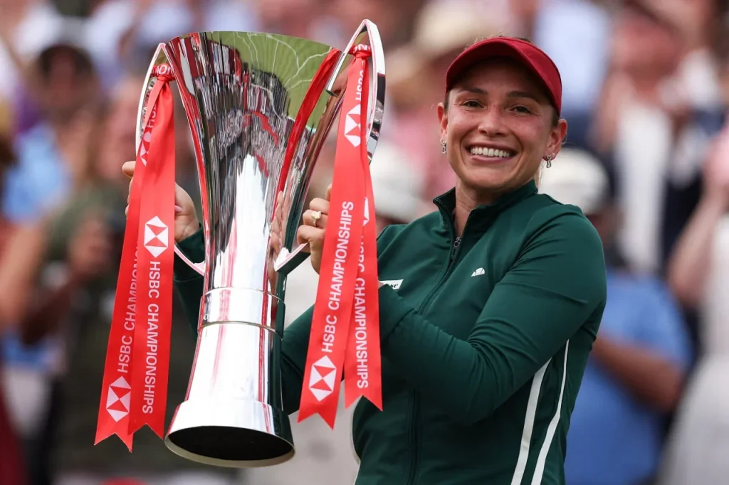 « Sans lui, je ne saurais même pas ce qu’est le gazon » : Vekic émue après son sacre au Queen’s