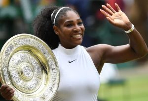 Serena Williams réagit avec humour à la question sur une éventuelle wild card pour Wimbledon.