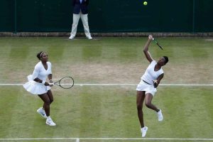 Serena et Venus Williams confrontent des doubles non tête de série pour leur débuts à Wimbledon.