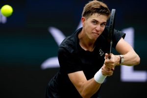 Thijs Boogaard, wild-card de 17 ans, a obtenu une balle de match face à Daniil Medvedev avant de s&rsquo;incliner sur le fil à s-Hertogenbosch