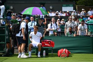 Touché au dos, Luca Van Assche abandonne face à Marton Fucsovics au premier tour de Wimbledon