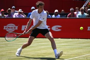 Ugo Humbert s&rsquo;en sort contre Hamad Medjedovic et se qualifie pour les quarts de finale du Queen&rsquo;s