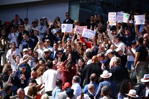 Un agent de sécurité a demandé à des fans russes de ranger leur drapeau après la victoire de Mirra Andreeva en finale de Roland-Garros