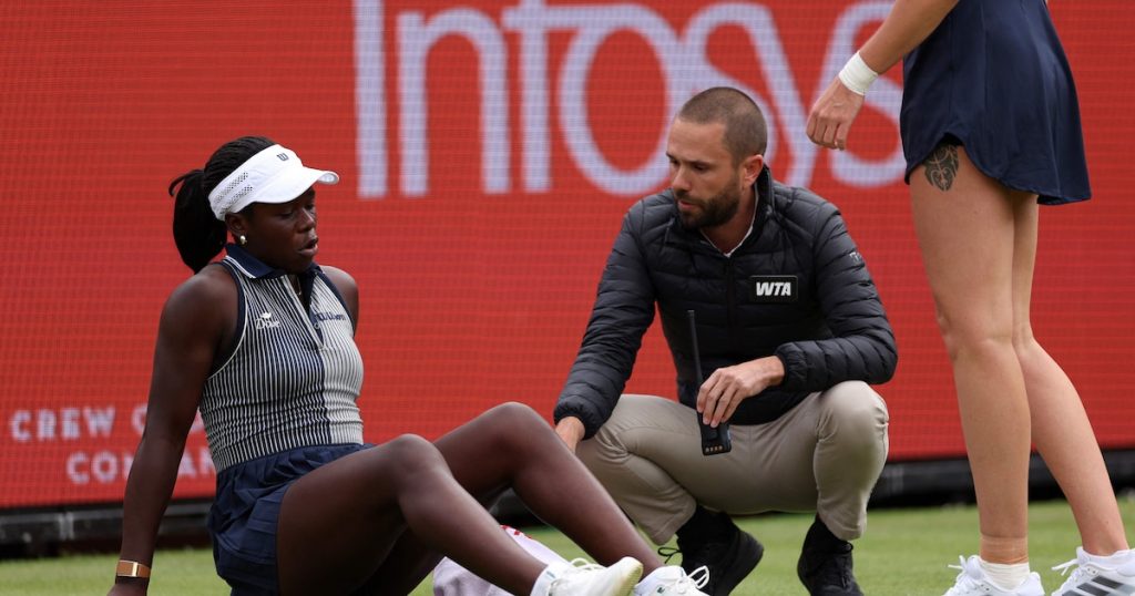 Vers un forfait de Serena Williams au Queen’s ? Sa partenaire Victoria Mboko serait sérieusement touchée au genou (VIDÉO)