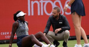 Vers un forfait de Serena Williams au Queen&rsquo;s ? Sa partenaire Victoria Mboko serait sérieusement touchée au genou (VIDÉO)