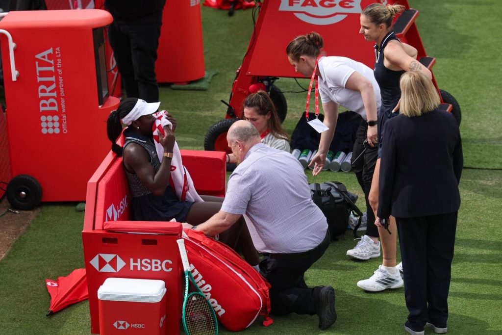 Victoria Mboko abandonne en simple au Queen’s, sa participation au tournoi de double avec Serena Williams menacée ?
