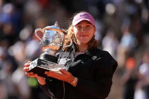 Vidéo – Fraîchement titrée, Mirra Andreeva assiste à la finale messieurs de Roland-Garros