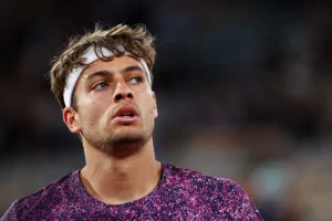 Vidéo – le geste de Cobolli sur le « 2026 » avant sa finale à Roland-Garros