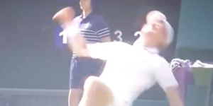 Vidéos, Wimbledon > Énorme frayeur pour Jannik Sinner, victime d&rsquo;une très vilaine chute