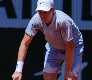 Wilander exprime des inquiétudes sur l&rsquo;état de Sinner, mais s&rsquo;attend toujours à une victoire à Wimbledon.