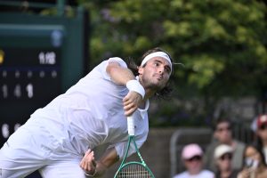 Wimbledon > Avec Mouratoglou dans sa box, Tsitsipas est déjà ressuscité : « La première chose que je tiens à dire, c’est que ma façon de jouer d’il y a quelques années m’avait manqué. Aujourd’hui, pendant que j’étais sur le court, je repensais aux grands combats que j’ai menés à Wimbledon »