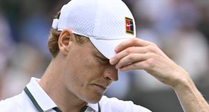 Wimbledon > Jannik Sinner, vainqueur en cinq sets avec un pied en sang : « Je suis très surpris qu’ils m’aient laissé continuer à jouer »