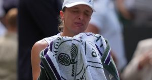 Wimbledon: la tenante du titre Iga Swiatek avance au deuxième tour avec quelques difficultés