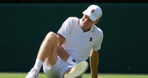 Wimbledon – Tradition, chutes, chaussure maculée de sang et recherche de sensations, Jannik Sinner a souffert : « Surpris qu&rsquo;on me laisse jouer »