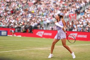 Zheng Qinwen découvre le tournoi de Queen&rsquo;s lors de sa première compétition en dehors du top 100 depuis 2022.