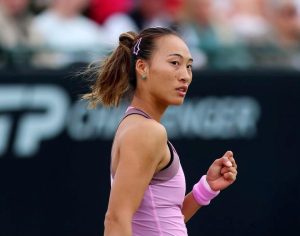 Zheng Qinwen met fin à une série de trois défaites en remportant un match palpitant au premier tour