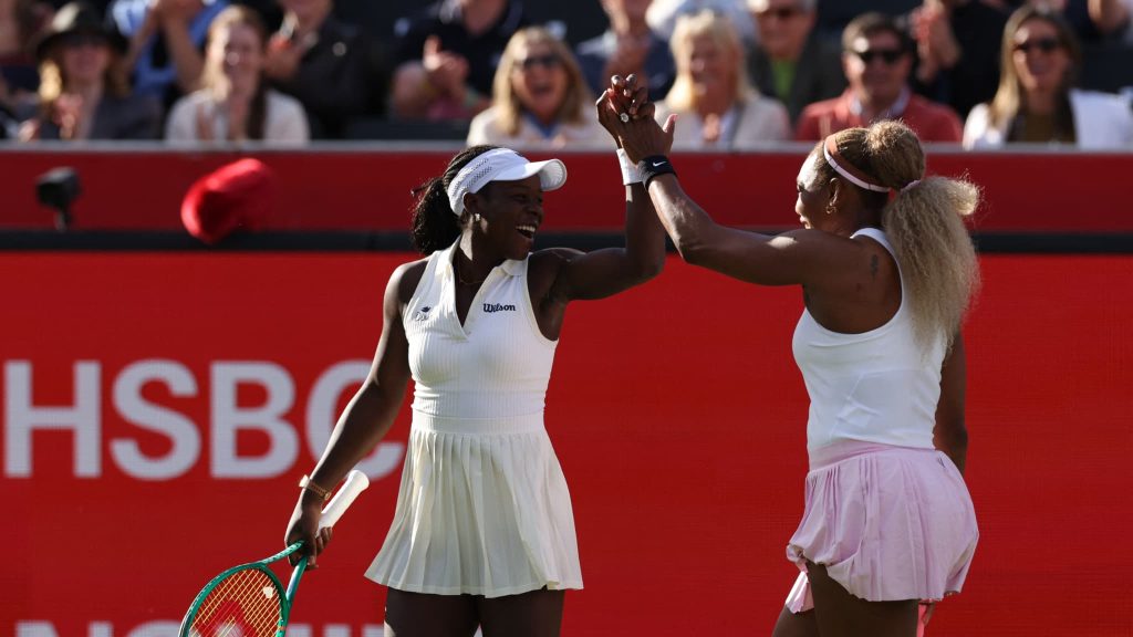 pour son premier match depuis quatre ans, Serena Williams s’impose en double au Queen’s