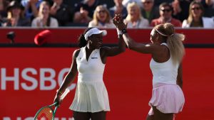 pour son premier match depuis quatre ans, Serena Williams s&rsquo;impose en double au Queen&rsquo;s