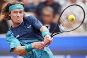 Andrey Rublev décroche son 18e titre sur le circuit à Bastad, près d&rsquo;un an et demi après le dernier