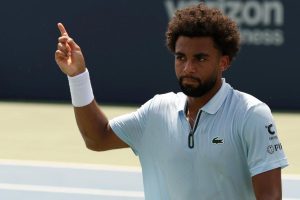 Arthur Fils sorti dès le premier tour de l&rsquo;ATP 500 de Washington et visiblement diminué en fin de match, de quoi s&rsquo;interroger