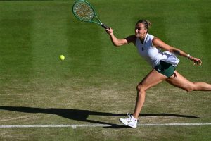 Aryna Sabalenka assure l&rsquo;essentiel face à Jelena Ostapenko et affrontera Naomi Osaka en huitièmes à Wimbledon