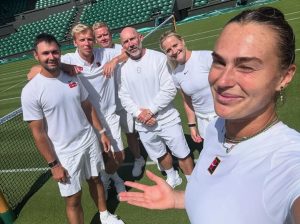 Aryna Sabalenka explique pourquoi elle préfère l&rsquo;équipe biélorusse et parle de son entraîneur américain.