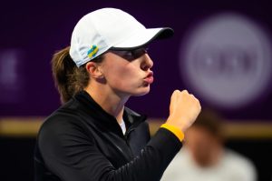 Boris Becker déclare qu&rsquo;Iga Swiatek doit apporter des changements pour sortir de sa crise.