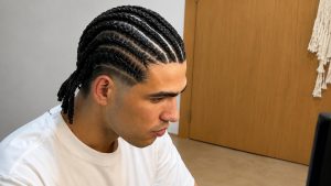 Carlos Alcaraz dévoile un nouveau look saisissant pendant sa pause pour blessure