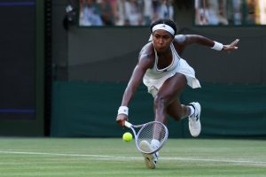 Coco Gauff bat Belinda Bencic sur le gong et se qualifie pour son premier quart de finale à Wimbledon