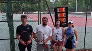 Contraints de jouer à des heures insolites pour ne pas avoir à affronter des températures extrêmes, les concurrents de cet open de tennis de l&rsquo;Aude ont dû s&rsquo;adapter à la canicule pendant plus de deux semaines