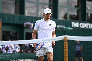 Cruel scénario pour Benjamin Bonzi, contraint à l&rsquo;abandon au premier tour de Wimbledon après avoir mené deux sets à zéro