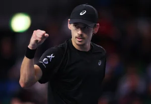 De Minaur face à Hewitt : « D&rsquo;un petit garçon avec une raquette plus grande que lui à un adulte »