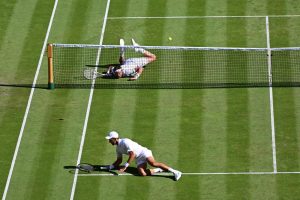 Deux hommes à terre : l&rsquo;incroyable balle de match entre Novak Djokovic et Arthur Rinderknech à Wimbledon