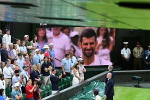 Excellent contre Stefanos Tsitsipas à Wimbledon, Novak Djokovic se dit « heureux, satisfait et comblé »