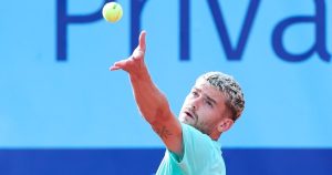 Gstaad : Jérôme Kym et Stefanos Tsitsipas interrompus par la nuit