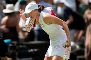 Iga Swiatek admet que Alexandra Eala était « plus courageuse » après sa décevante défaite à Wimbledon.
