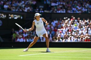 Iga Swiatek déroule contre Karolina Pliskova et se qualifie pour le troisième tour de Wimbledon