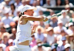 Iga Swiatek évite le drame et élimine Karolina Pliskova, finaliste en 2021