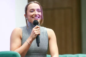 Iga Swiatek évoque les contraintes de sa popularité : « Je dois toujours être prête pour une photo »