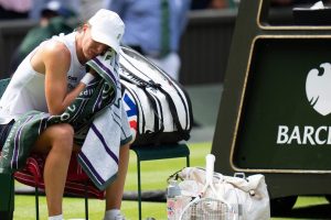 Iga Swiatek, tenante du titre à Wimbledon et qualifiée pour le deuxième tour : « Beaucoup d&rsquo;émotions se bousculaient »