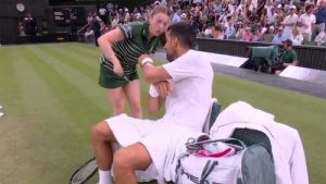 Il simule une blessure… avant de rigoler : la blague géniale de Novak Djokovic à une ramasseuse de balles à Wimbledon