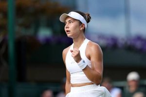 Iva Jovic soutient son idole Novak Djokovic pour remporter Wimbledon.