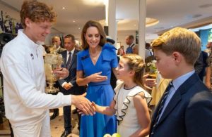Jannik Sinner dévoile les difficultés qu&rsquo;il a rencontrées lors de sa rencontre avec la famille royale après Wimbledon.