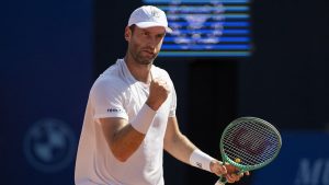 « Je suis tellement heureux ! » Il remporte son premier titre à 29 ans, le joueur de tennis français Quentin Halys s&rsquo;offre un magnifique trophée à Kitzbühel contre le fantasque Alexander Bublik.