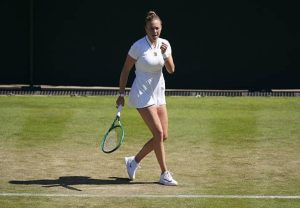 La finaliste de 2025, Amanda Anisimova, se qualifie pour le prochain tour après une victoire serrée au 2ème tour.