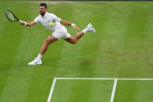 La plaisanterie de Djokovic avec une ramasseuse de balles, pendant son match face à Tsitsipas