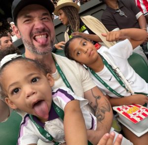Le mari de Serena Williams envoie un message émouvant pendant le match du premier tour à Wimbledon